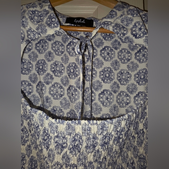 Chic Blue and White Patterned Blouse - Picture 5 of 6